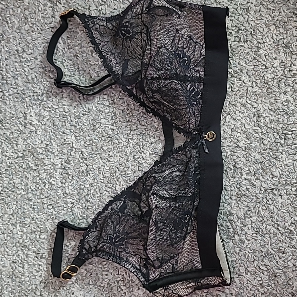 Black lace Chantelle Bra. SMALL